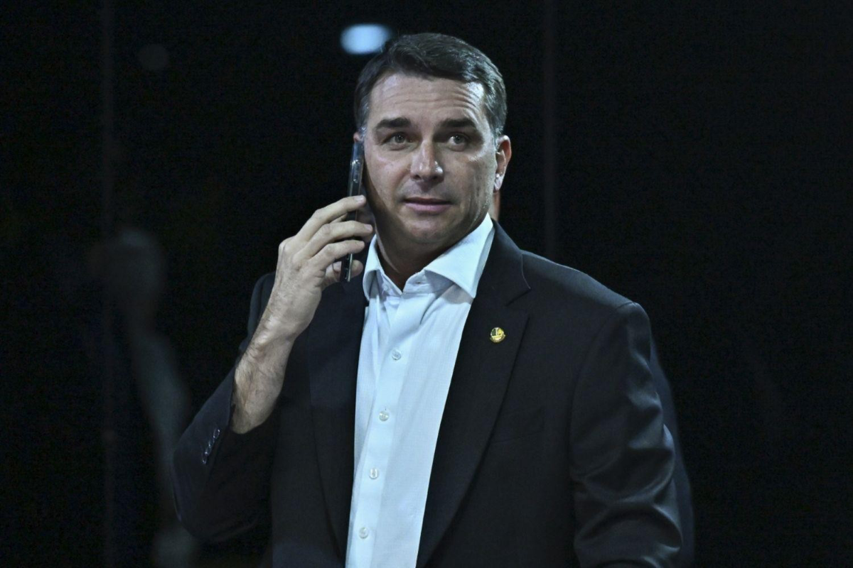 Moraes determina apreensão de passaportes de Flávio Bolsonaro e veta contato com advogado