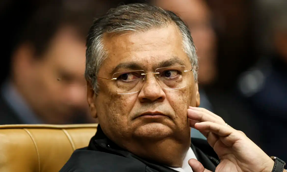 STF: Flávio Dino determina que PF investigue suspeita de interferência estrangeira nas eleições