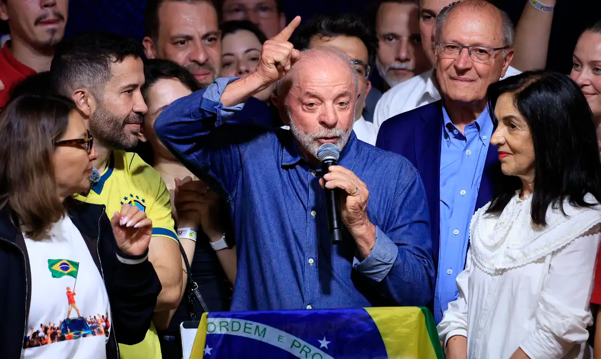 Lula classifica viagem de Flávio Bolsonaro aos EUA como 'ato vergonhoso' e cobra permanência no país
