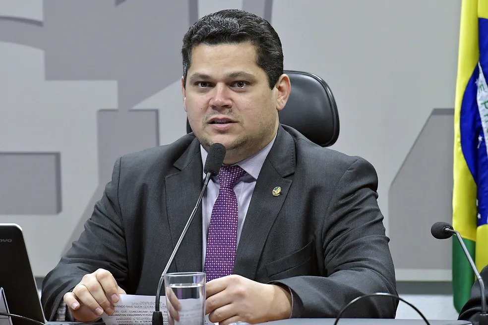 Alcolumbre articula perdão a Bolsonaro em troca de apoio para reeleição no Senado
