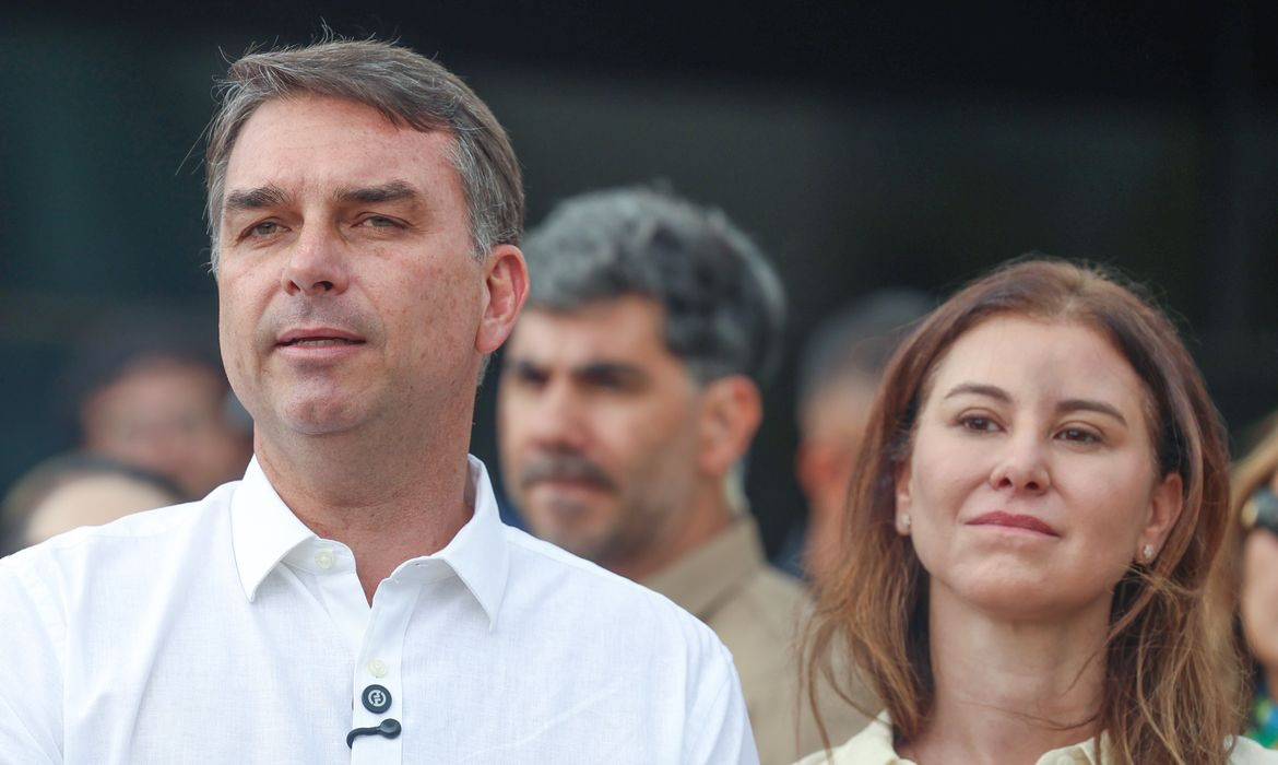 Aeronave com senador Flávio Bolsonaro parte do Equador e segue em rota para Miami