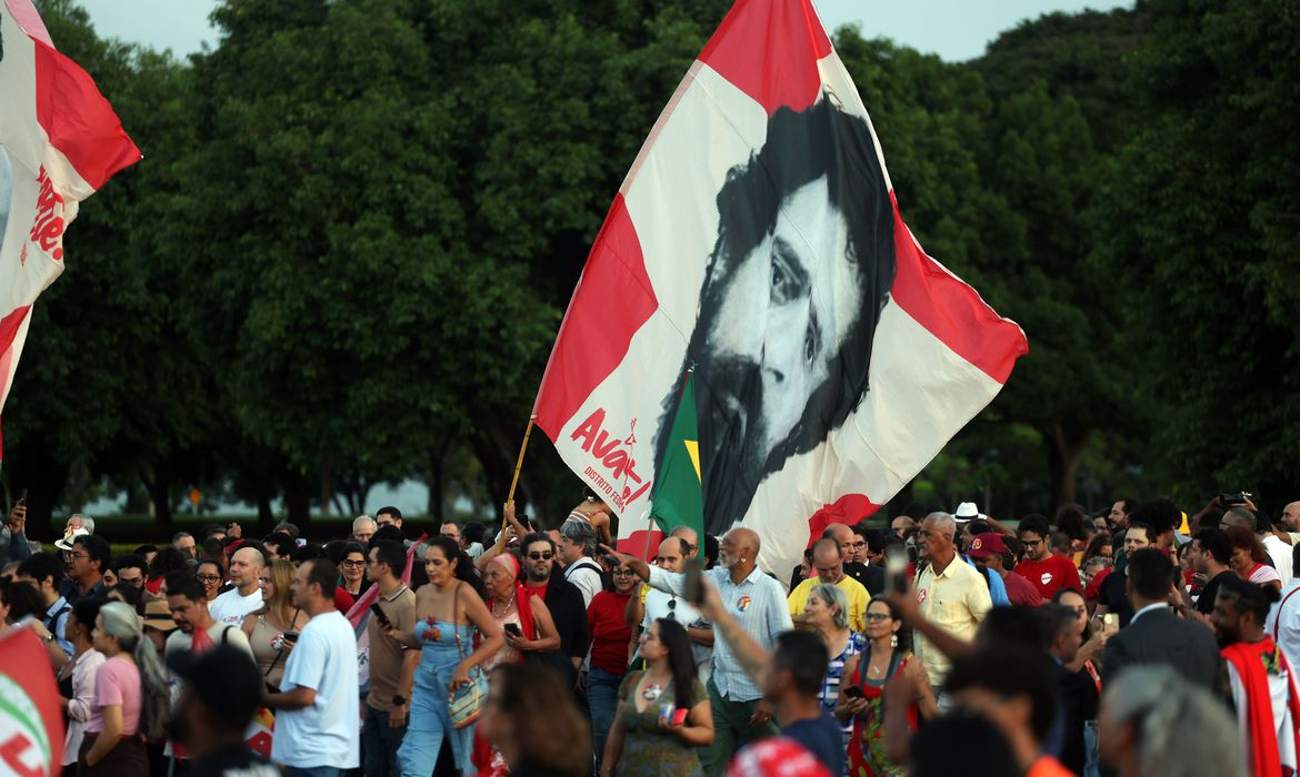 Lula se emociona com apoio de eleitora de 90 anos e homenagens de idosos no Alvorada