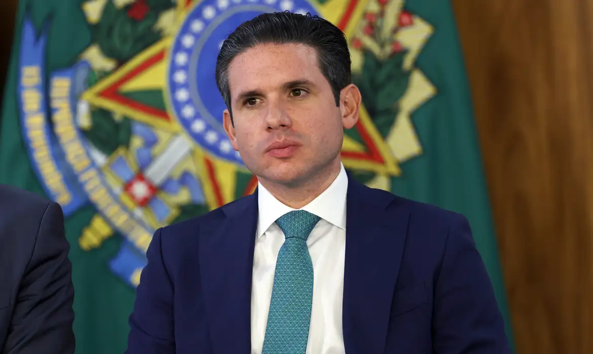 Hugo Motta reage a manobra do PL e articula superbloco com mais de 300 deputados