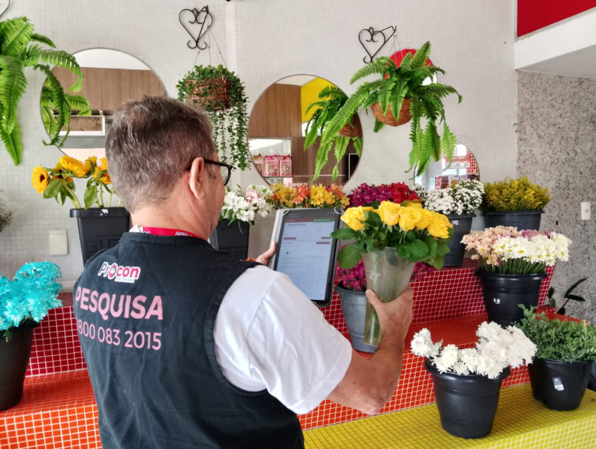 Dia de Finados: Procon-JP encontra variação de até 700% nos preços de flores e velas na Capital