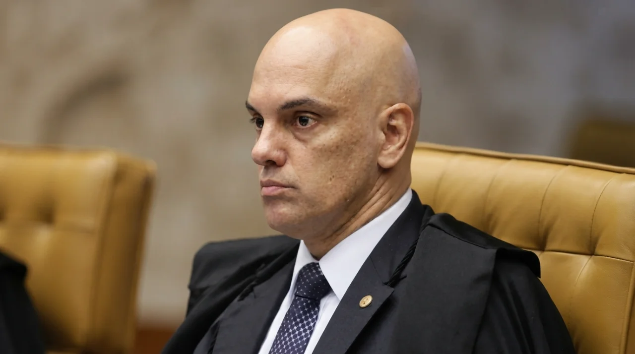 Moraes envia à presidência do STF pedido de investigação contra André Mendonça