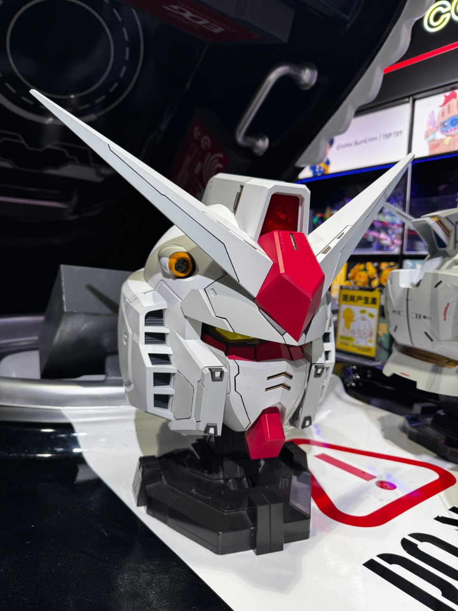 Massive Gundam head