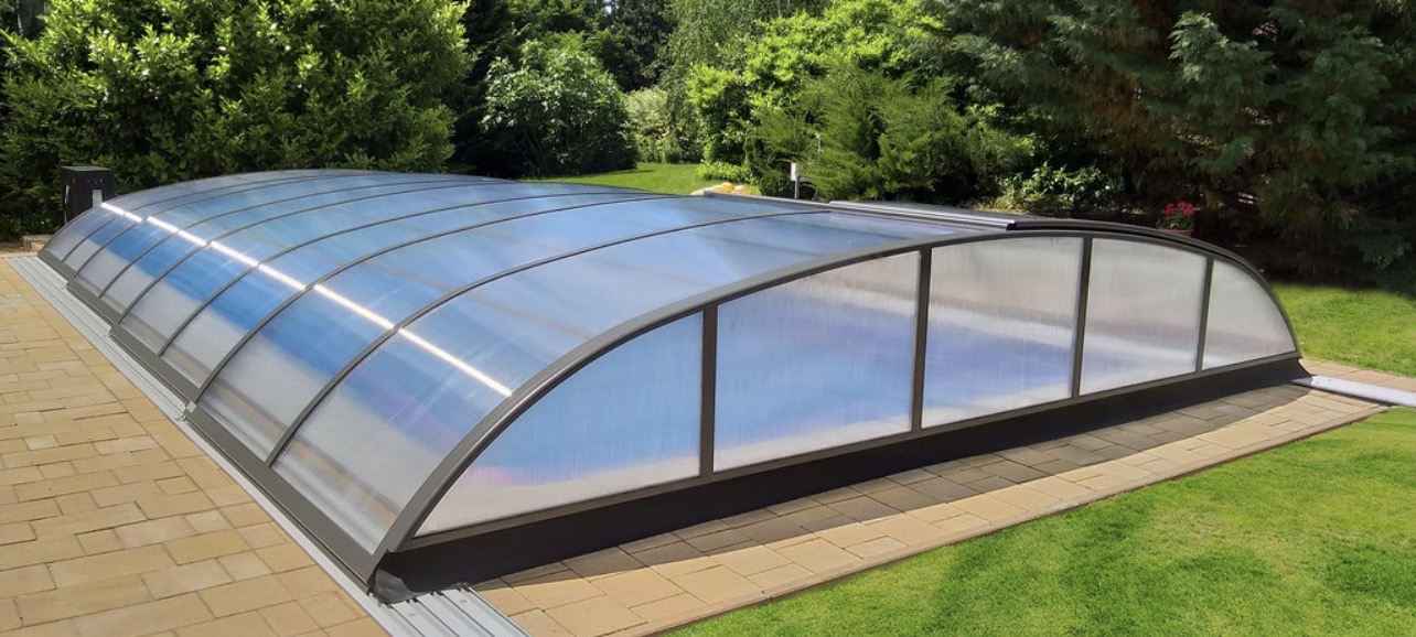 Azure Flat – Low pool enclosure