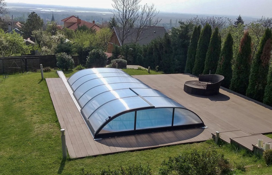 Azure Flat – Low pool enclosure