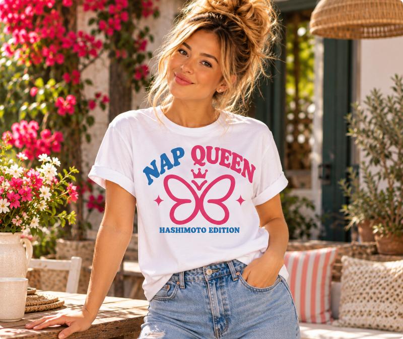 Hashimoto Nap Queen T-Shirt mit Schmetterling, Krone und humorvollem Aufdruck über Erholung.