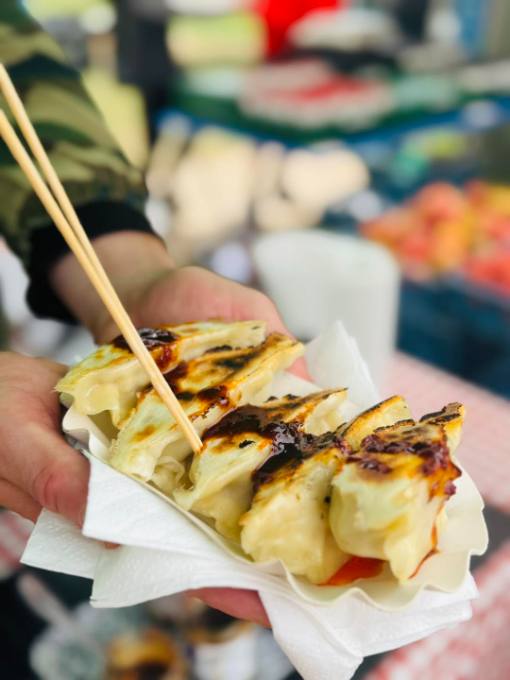 Pouliční jídlo jako obrovský fenomén: Které stánky a food trucky v Praze musíte zažít?