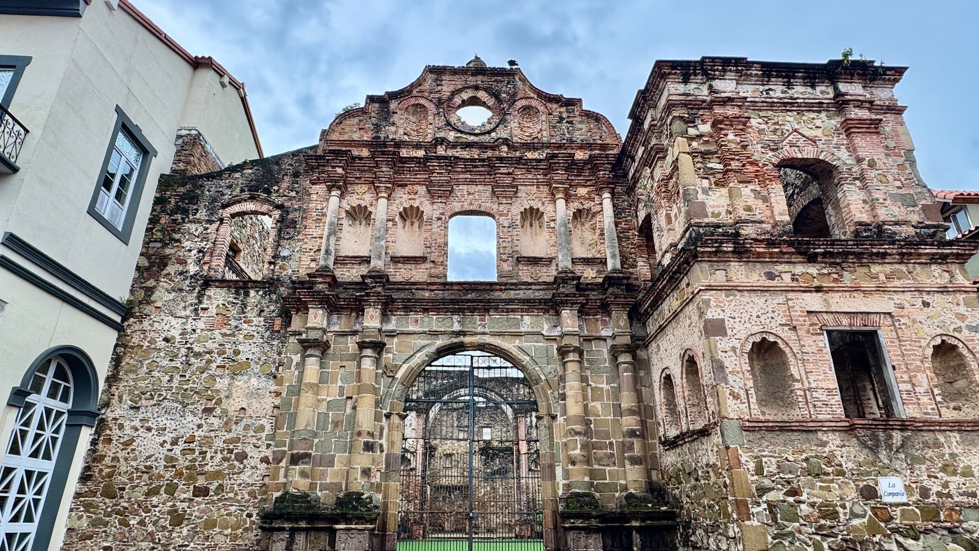 Fachada en ruinas y acceso enrejado de la Compañía de Jesús