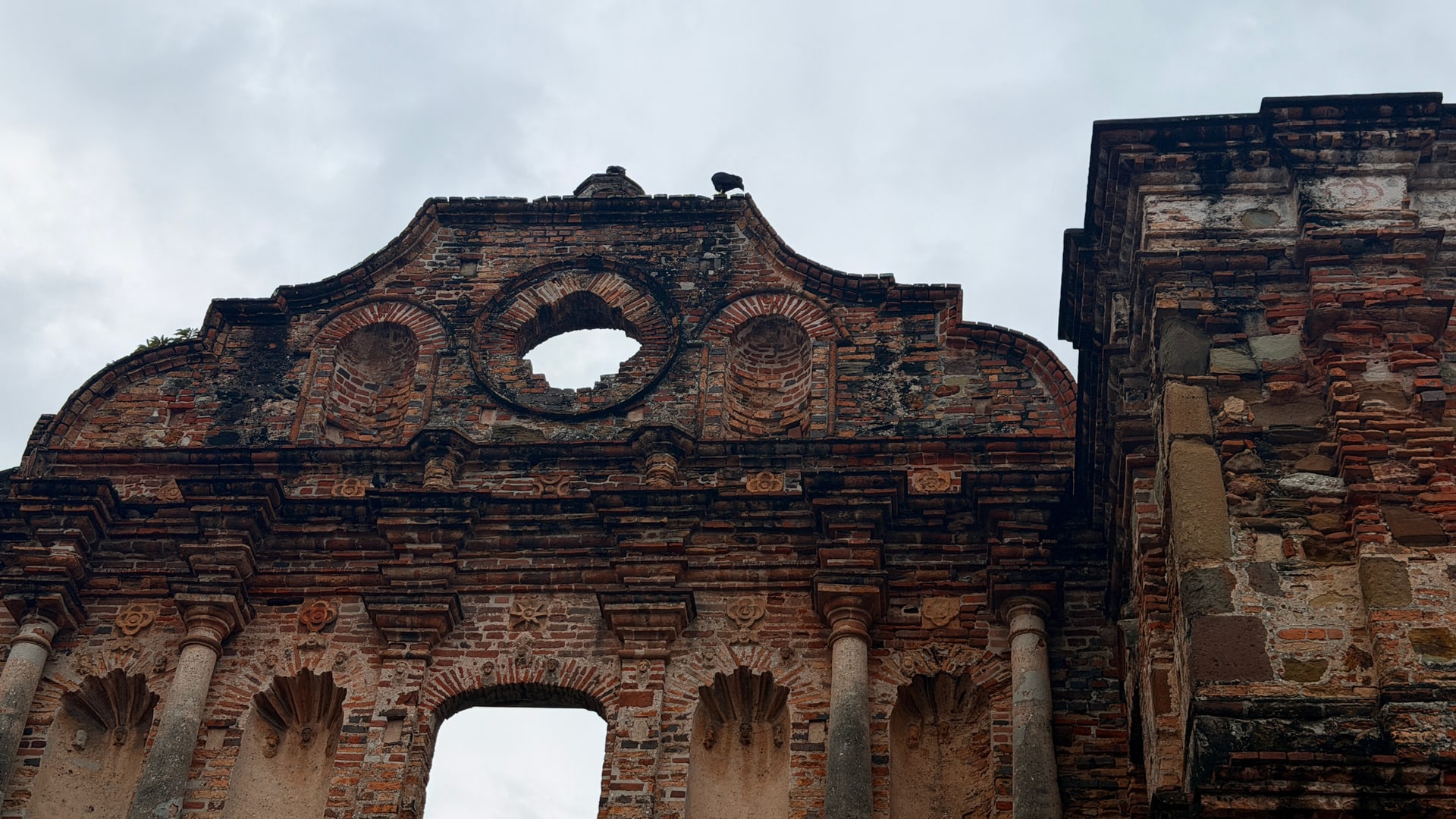 Detalle del óculo y arcos de la fachada de la Compañía de Jesús