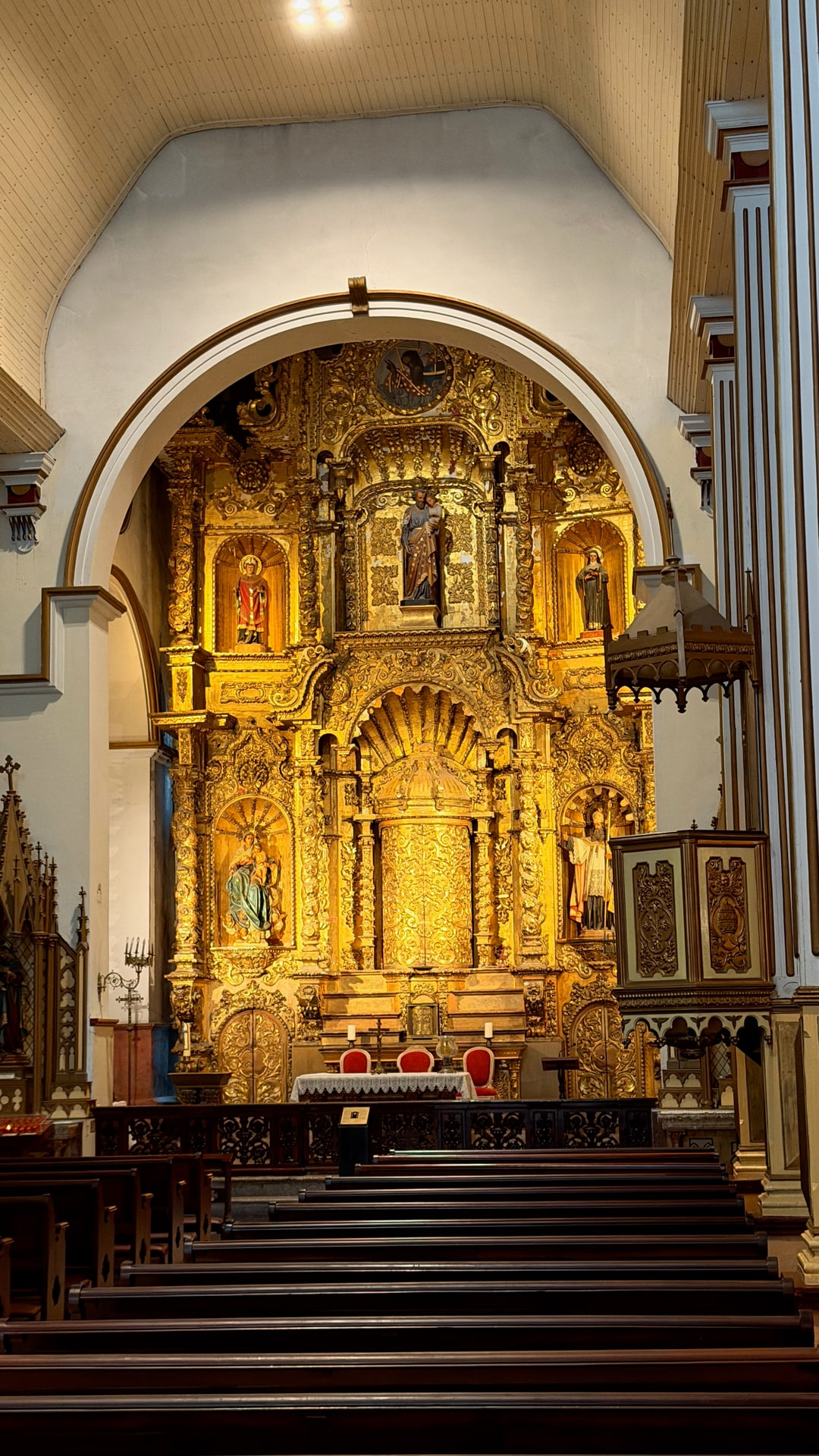 Retablo dorado de la Iglesia de San José en el Casco Antiguo