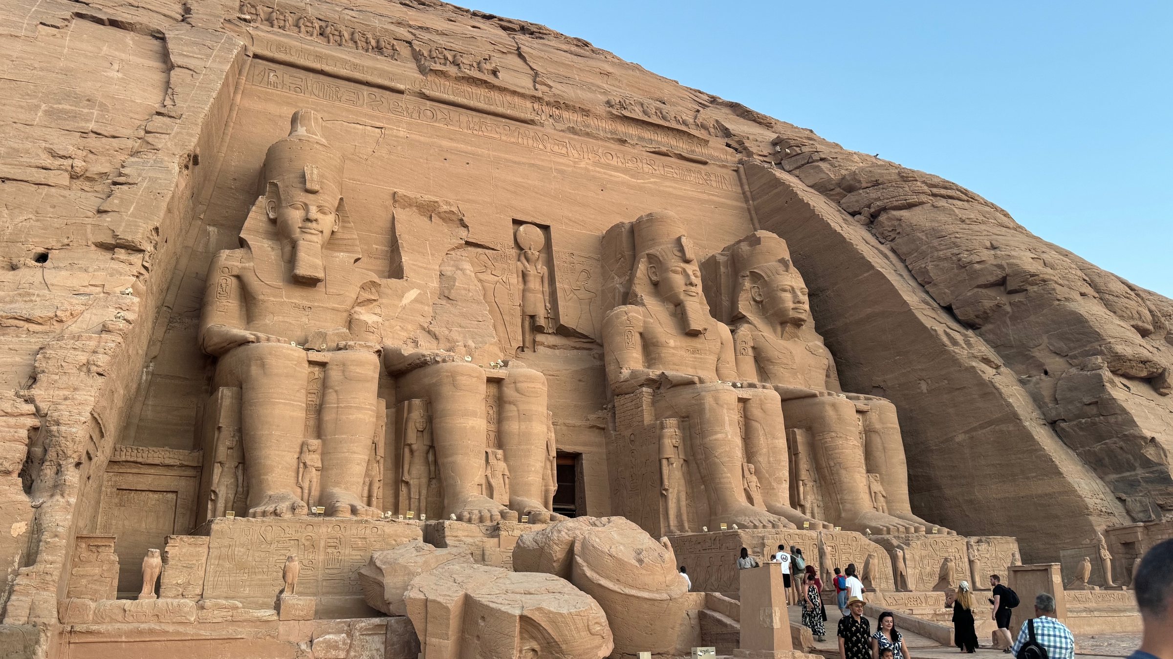 Fachada monumental de los templos de Abu Simbel