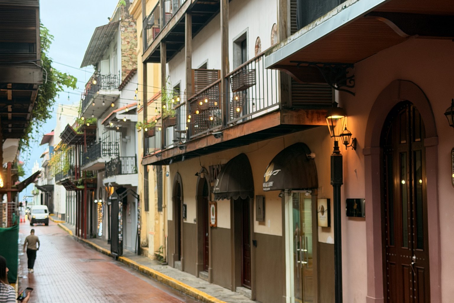 Calle del Casco Antiguo de Ciudad de Panamá después de la lluvia