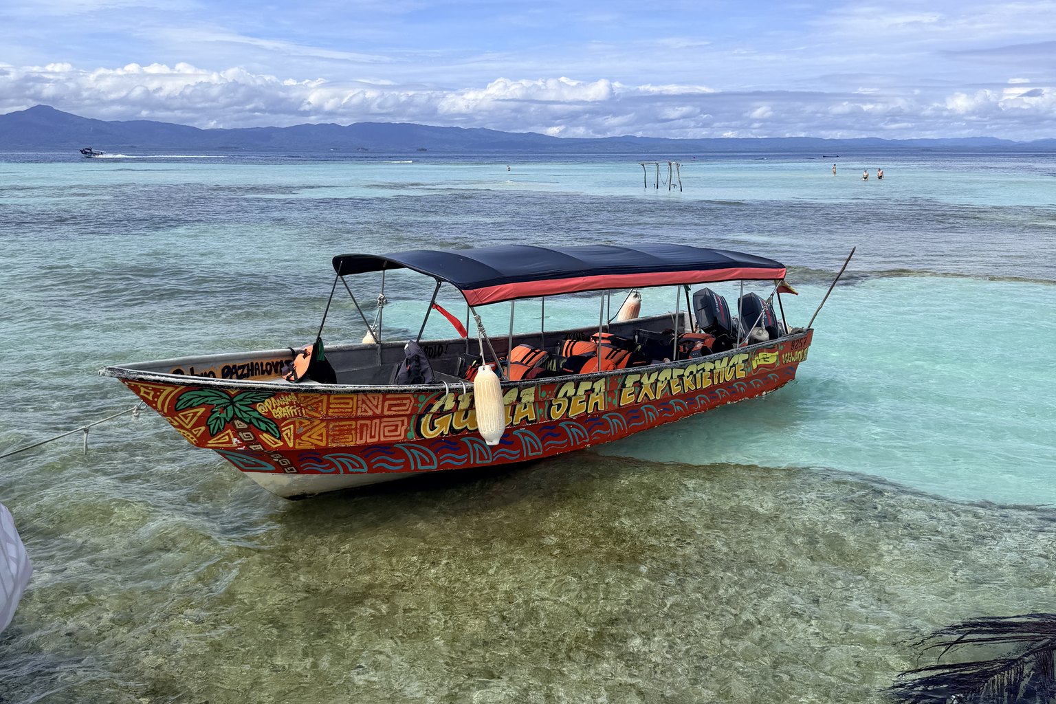 Lancha de traslado frente a una isla de Guna Yala