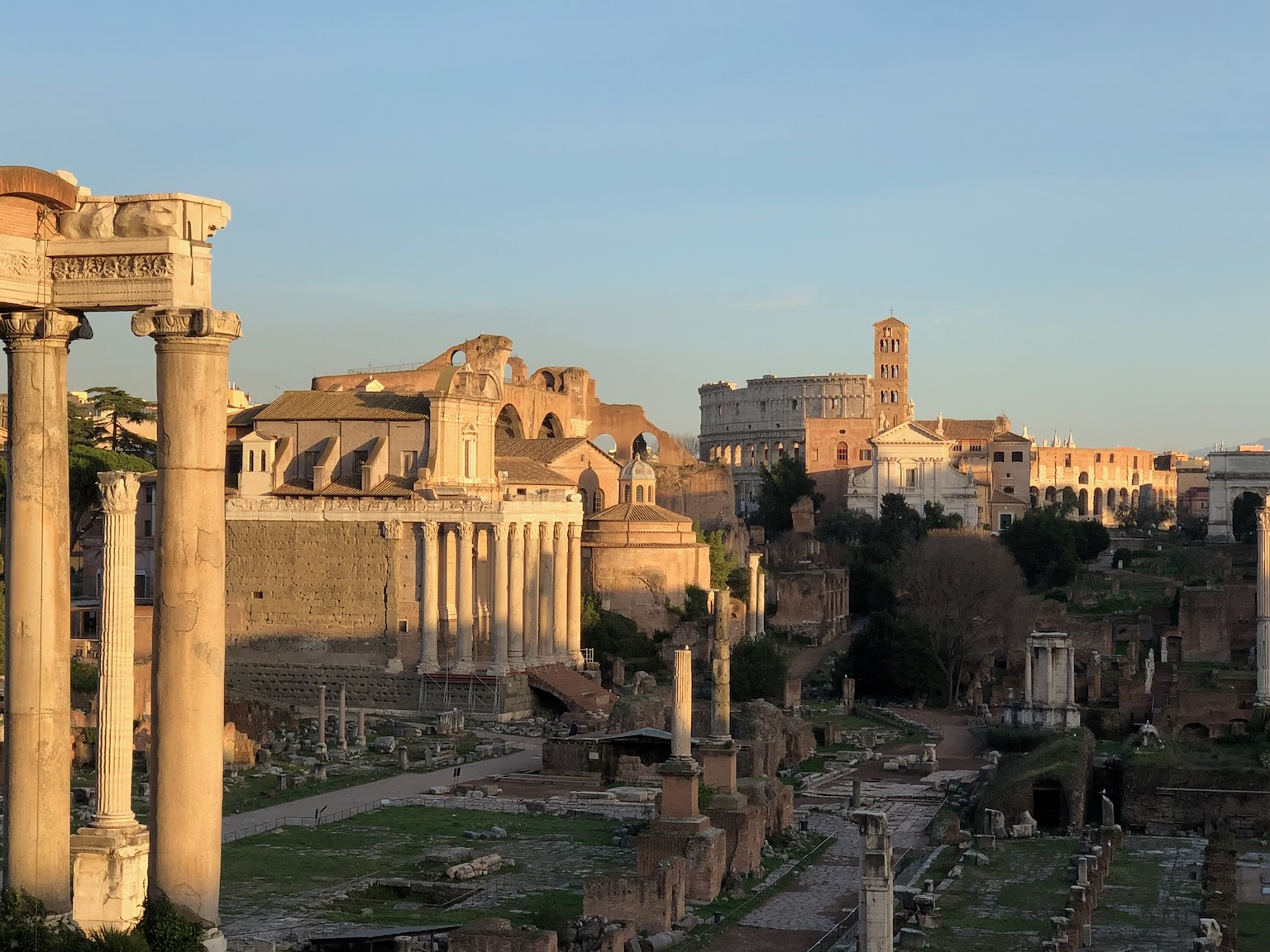 Vista del Foro Romano con columnas y restos arqueológicos con luz cálida