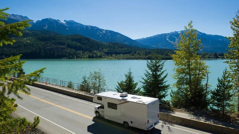 cómo rentar auto para road trip en EEUU sin hablar inglés — pareja hispana en agencia de autos