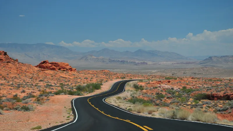 checklist de road trip sin inglés fluido — pareja revisando mapa físico antes de salir