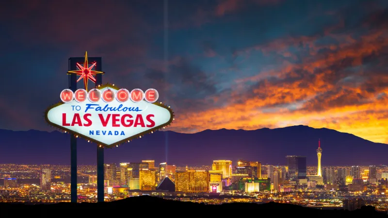 Cartel de Bienvenidos a Las Vegas con la ciudad de fondo