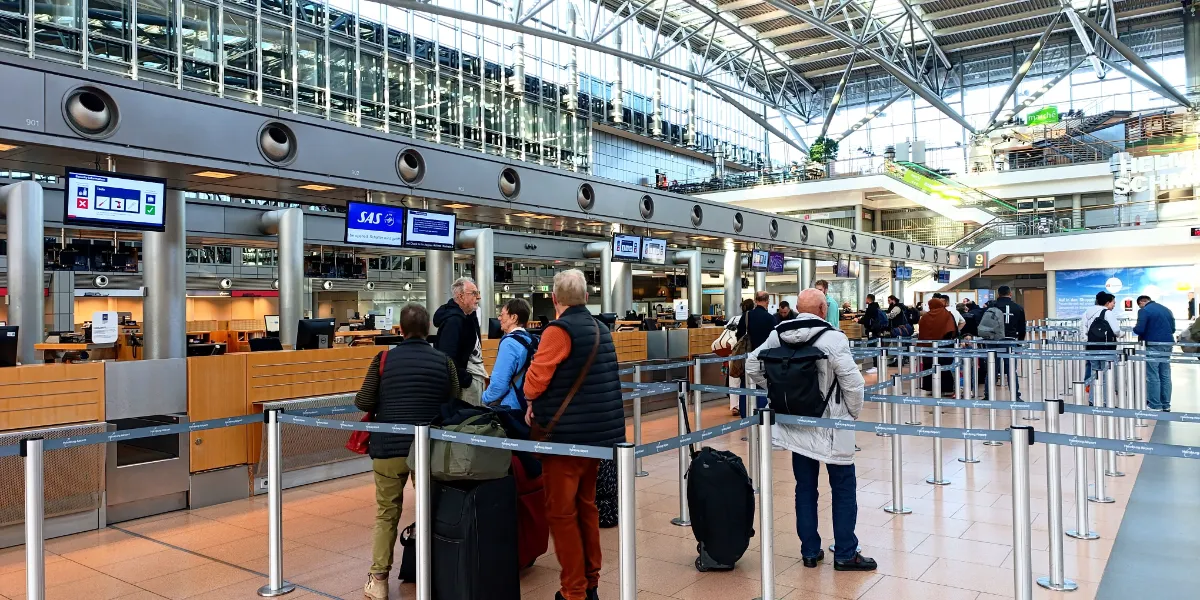 Pasajera revisando la app de la aerolínea durante una demora