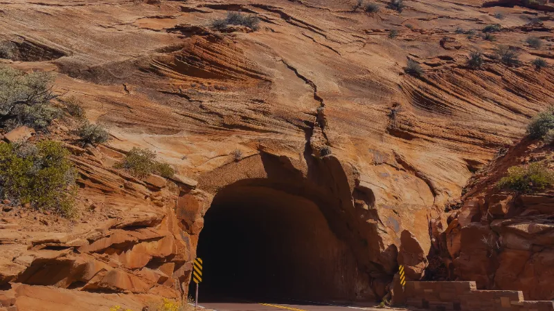 Entrada y galería del túnel histórico Zion-Mount Carmel