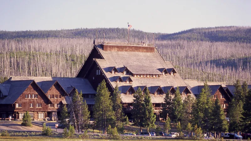 Fachada del Old Faithful Inn, alojamiento histórico dentro de Yellowstone