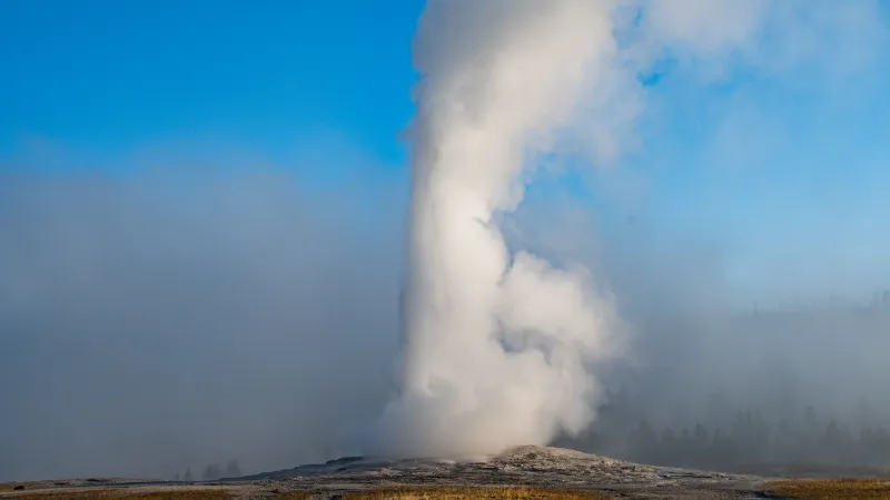 Erupción del géiser Old Faithful en Yellowstone