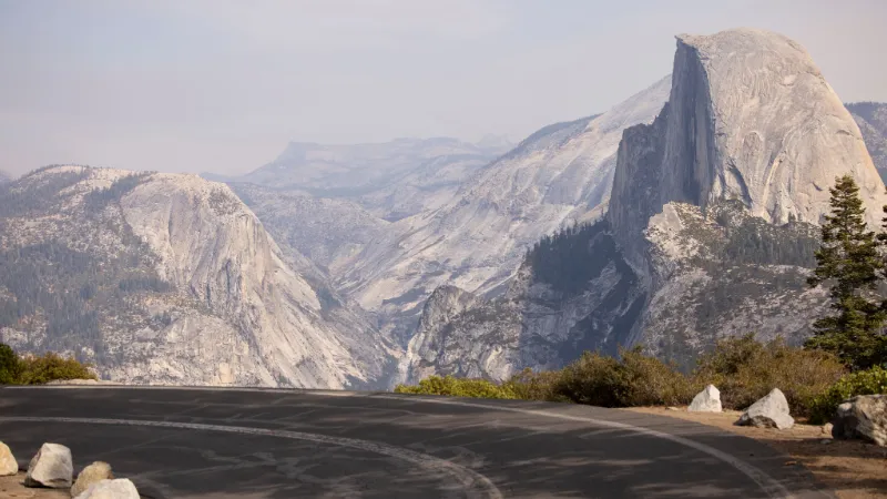 Ruta de montaña en la zona alta de Yosemite con Half Dome al fondo