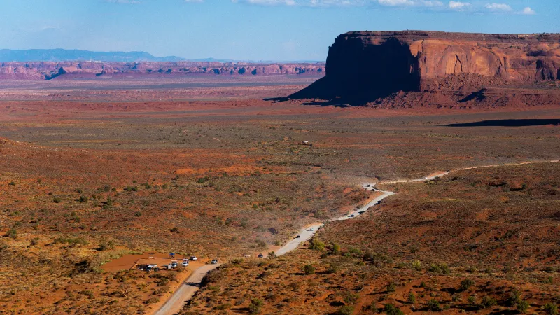 Una ruta cruzando el desierto rojo de Monument Valley, en el suroeste de EE.UU.
