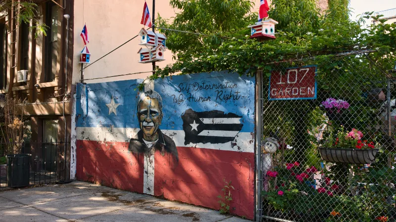 Mural con la bandera de Puerto Rico en un jardin comunitario de Spanish Harlem