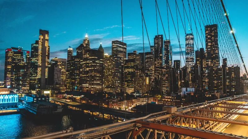 El skyline de Manhattan al anochecer visto desde el puente de Brooklyn