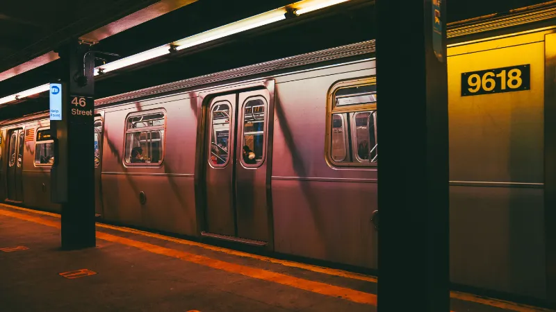 Un tren del metro de Nueva York detenido en la estacion 46 Street