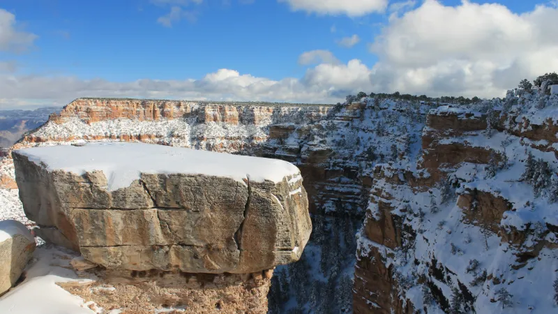 El borde sur del Gran Cañón cubierto de nieve, en Arizona