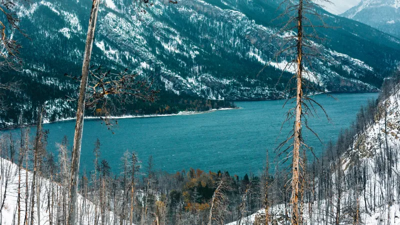 Ladera nevada sobre un lago del parque nacional Glacier, en Montana