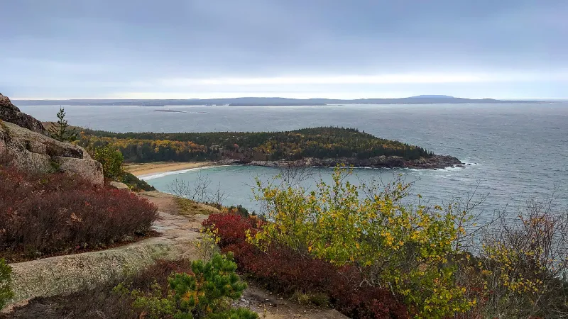 Vista a Sand Beach y a la península de Great Head desde lo alto del Beehive, en otoño