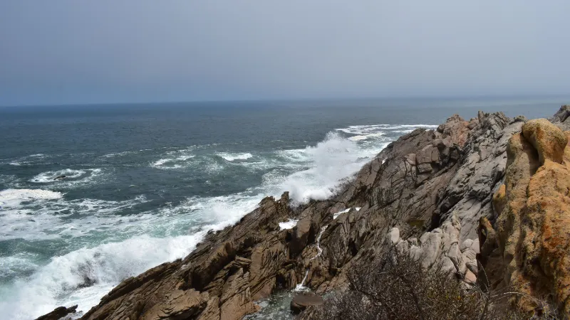 Olas rompiendo contra el litoral rocoso en un día de mar gruesa