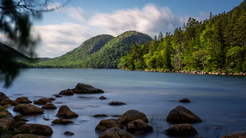 Jordan Pond con las colinas redondeadas de The Bubbles al fondo