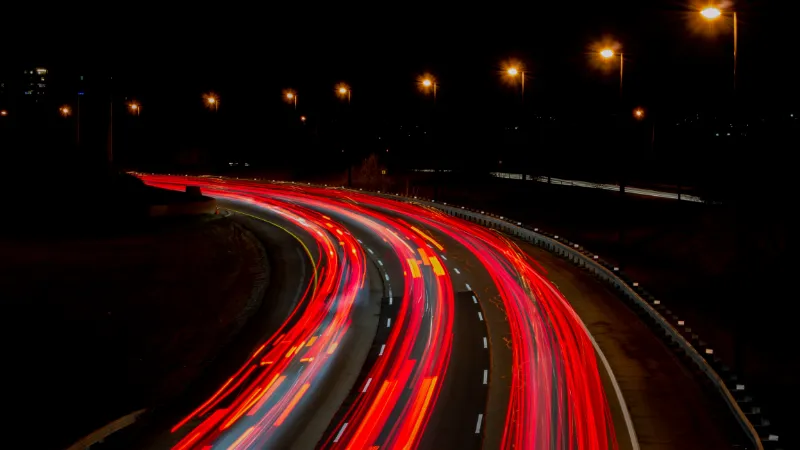 una autopista o una calle de International Drive de noche.