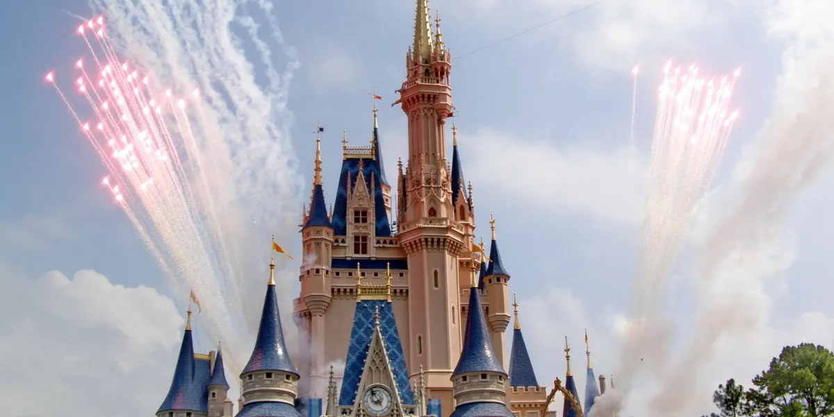 Castillo de Cenicienta en Magic Kingdom, Walt Disney World, con fuegos artificiales de día