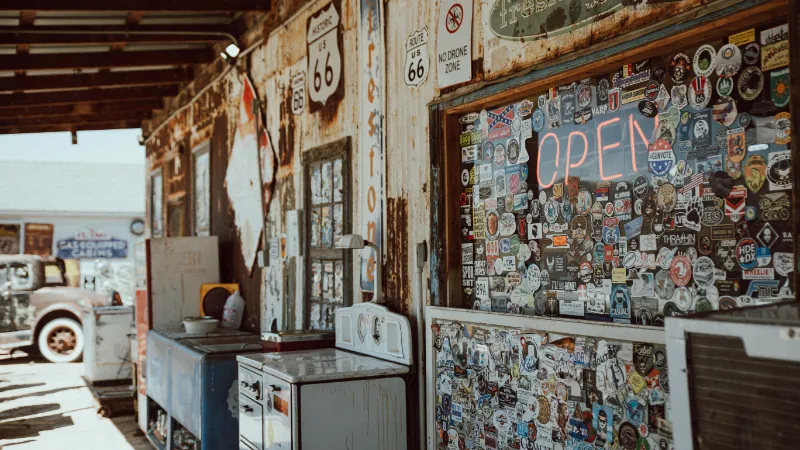Antigua tienda sobre la histórica Ruta 66 en Arizona, con carteles de la ruta y un auto clásico