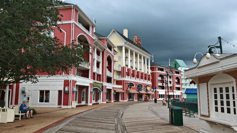 Paseo de madera de Disney’s BoardWalk, hotel de Walt Disney World junto a Epcot