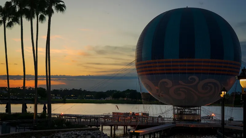 Globo aerostático de Disney Springs junto al lago al atardecer