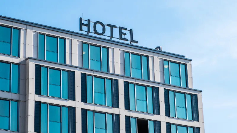Compara hoteles dentro y fuera de los parques.