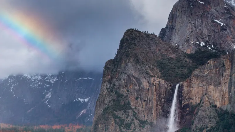 Cascada de Bridalveil Fall con arco iris en la bruma