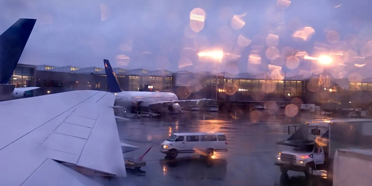 Avión detenido en la pista bajo la lluvia por una tormenta