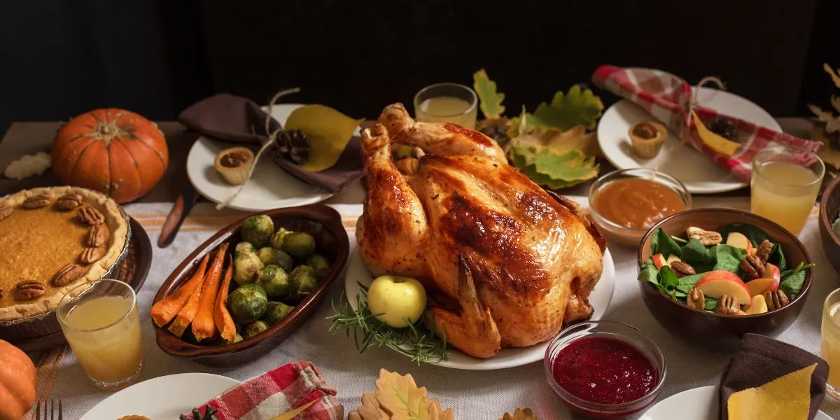 Cena de Acción de Gracias con pavo en la mesa
