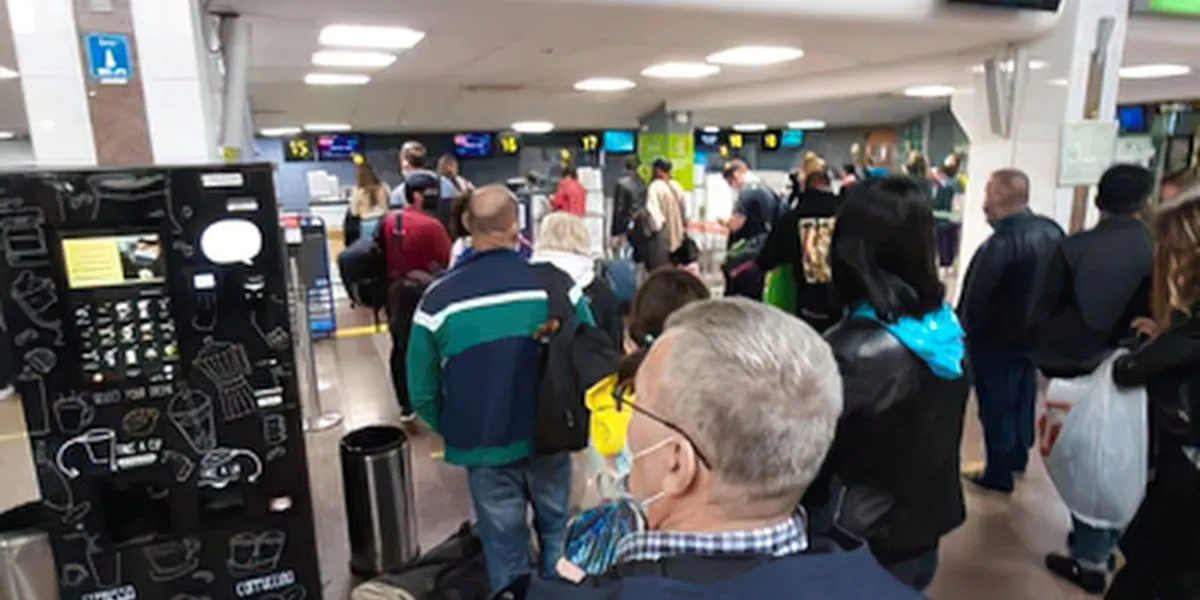 Pasajero esperando en la sala de embarque durante una demora