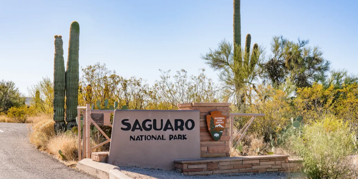 Imágen de cartel de entrada a parque nacional Saguaro