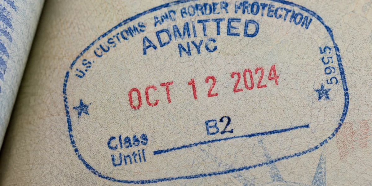 Sello del pasaporte e I-94 en 2026: cómo saber cuántos días te dieron
